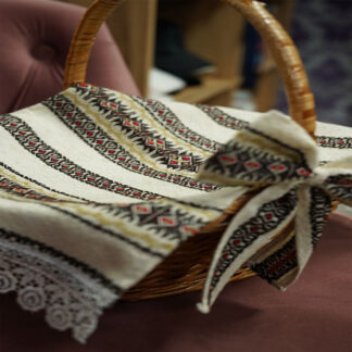 Великодній рушничок з бантом на кошичок