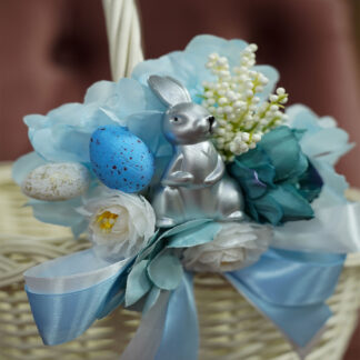 Великодня прикраса на кошик з зайчиком блакитного кольору