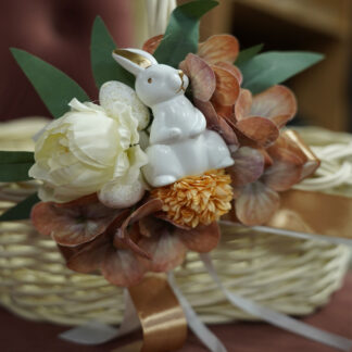 Великодня прикраса на кошик з зайчиком коричневого кольору