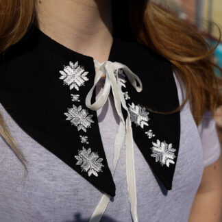 Комірець чорно-білий